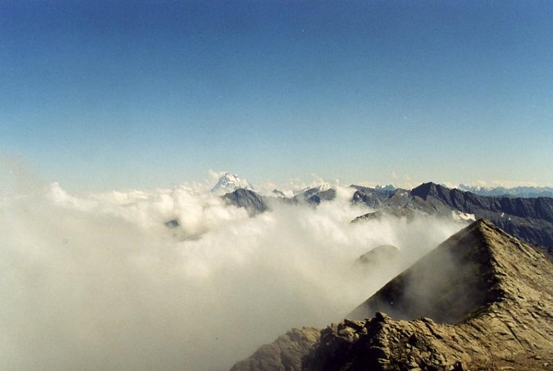 valdese_hory_01.jpg - Když vyšplháte až nahoru, dovýšky okolo 3000 m, tak se vám naskytne takovýto výhled. V pozadí vykukuje Monte Viso.